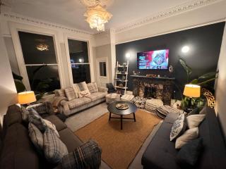 Deluxe Huge Detached House with Parking, sleeps up to 30 people, 2m from Liverpool City Centre - 9