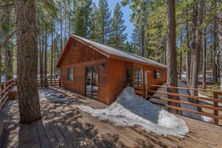 Camp Telemark by Tahoe Getaways - Pet-Friendly 3 BR in Tahoe Donner with Hot Tub & Wood Fireplace - Truckee - 5