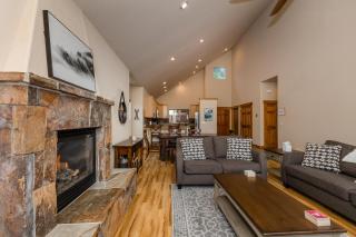 Cedar Crest at Winter Creek by Tahoe Getaways - 3BR, Walk to Ice Skating, Near Downtown and Northstar with Private Hot Tub! - Truckee - 6