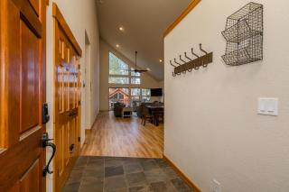 Cedar Crest at Winter Creek by Tahoe Getaways - 3BR, Walk to Ice Skating, Near Downtown and Northstar with Private Hot Tub! - Truckee - 5