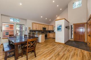 Cedar Crest at Winter Creek by Tahoe Getaways - 3BR, Walk to Ice Skating, Near Downtown and Northstar with Private Hot Tub! - Truckee - 4