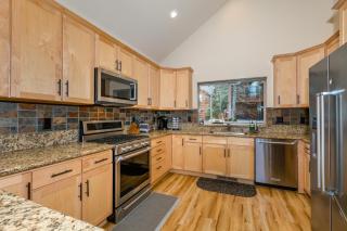 Cedar Crest at Winter Creek by Tahoe Getaways - 3BR, Walk to Ice Skating, Near Downtown and Northstar with Private Hot Tub! - Truckee - 2