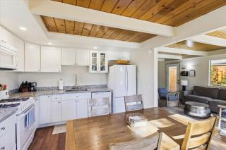 Cedar Chalet by Tahoe Getaways - Stunning 3BR with Fireplace & Pet Friendly - Tahoe Vista - 6