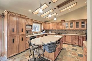 Bluerock Retreat by Tahoe Getaways - 3 BR Pet-Friendly West Shore Cabin with 3 Fireplaces, Short Drive to Skiing - Tahoe City - 2