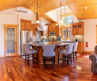 Coyote Run Retreat by Tahoe Getaways - 3BR Pet Friendly with HOA Amenities, Minutes to Downtown Truckee & Northstar Resort! - Truckee - 0
