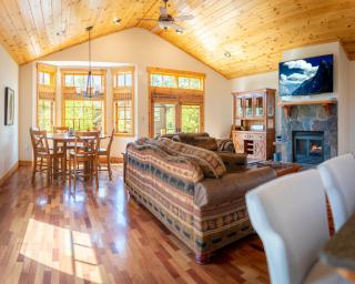 Coyote Run Retreat by Tahoe Getaways - 3BR Pet Friendly with HOA Amenities, Minutes to Downtown Truckee & Northstar Resort! - Truckee - 9