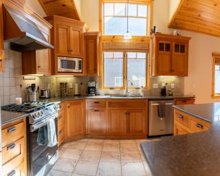 Coyote Run Retreat by Tahoe Getaways - 3BR Pet Friendly with HOA Amenities, Minutes to Downtown Truckee & Northstar Resort! - 7