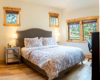 Coyote Run Retreat by Tahoe Getaways - 3BR Pet Friendly with HOA Amenities, Minutes to Downtown Truckee & Northstar Resort! - 5