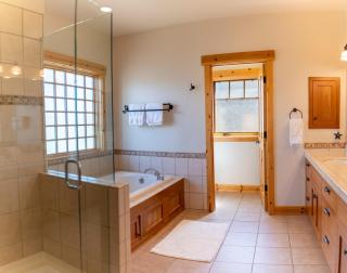 Coyote Run Retreat by Tahoe Getaways - 3BR Pet Friendly with HOA Amenities, Minutes to Downtown Truckee & Northstar Resort! - Truckee - 3