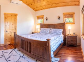 Coyote Run Retreat by Tahoe Getaways - 3BR Pet Friendly with HOA Amenities, Minutes to Downtown Truckee & Northstar Resort! - Truckee - 2