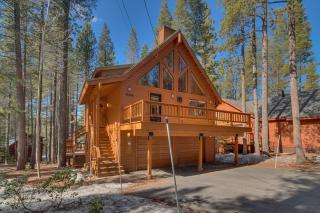 Cottonwood by Tahoe Getaways - 3BR Tahoe Donner with 2 Bonus Rooms, Hot Tub, Fireplace, Ping Pong & HOA Amenities - Truckee - 8