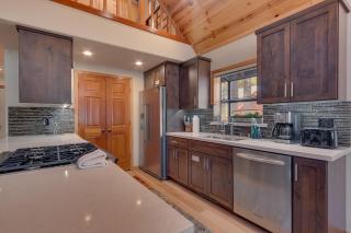 Cottonwood by Tahoe Getaways - 3BR Tahoe Donner with 2 Bonus Rooms, Hot Tub, Fireplace, Ping Pong & HOA Amenities - Truckee - 3