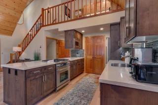 Cottonwood by Tahoe Getaways - 3BR Tahoe Donner with 2 Bonus Rooms, Hot Tub, Fireplace, Ping Pong & HOA Amenities - Truckee - 2