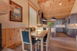 Crystal Lakeview Lodge by Tahoe Getaways - Private Hot Tub, Foosball Table & Tahoe Park HOA - Tahoe City - 2