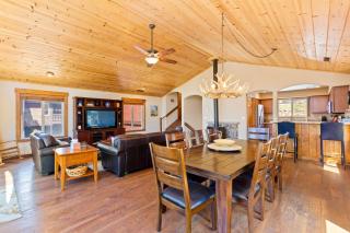 Dawn Retreat by Tahoe Getaways - Tahoe Donner with Mtn Views, Pet-Friendly & HOA Amenities! - Truckee - 3
