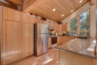 Deer Hollow by Tahoe Getaways at Northstar - 4BR w Hot Tub, Ski Shuttle, & HOA Amenities - Truckee - 5