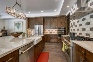 Allure at Schaffer's Mill by Tahoe Getaways - 4BR Pet-Friendly Home w Private Hot Tub & Air Conditioning! - Truckee - 5