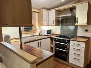 Lovely Caravan With Spacious Decking At North Denes In Suffolk, Ref 40134Nd - Lowestoft - 8