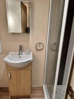 Lovely Caravan With Spacious Decking At North Denes In Suffolk, Ref 40134Nd - Lowestoft - 2