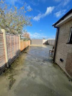 One Bedroom Annex with Private Entrance - Morden - 3