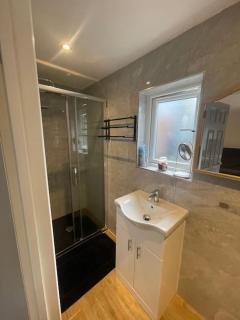 One Bedroom Annex with Private Entrance - Morden - 2