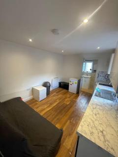 One Bedroom Annex with Private Entrance - Morden - 1