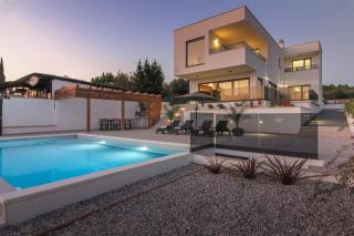 New modern luxury villa near the beach with sea view, pool, sauna , BBQ and playground by WiiBuk - Pomer - 9