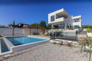 New modern luxury villa near the beach with sea view, pool, sauna , BBQ and playground by WiiBuk - Pomer - 1