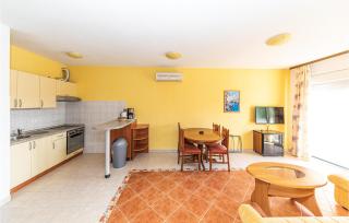 Cozy Apartment In Okrug Gornji - 7