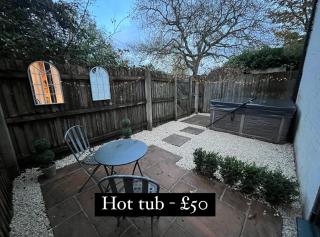 The Hideaway, Hot Tub - Henley in Arden - 0