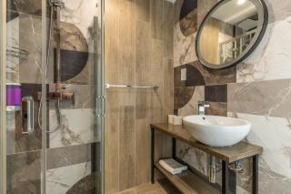 Studio 33 with a double bed & kitchenette at the new Olo living - Paceville - 2