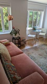 Stylish, Peaceful 2-Bed Flat with Free Parking - 9