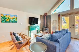 Riverside Retreat with Screened Porch 6 Mi to Taos! - Taos - 7