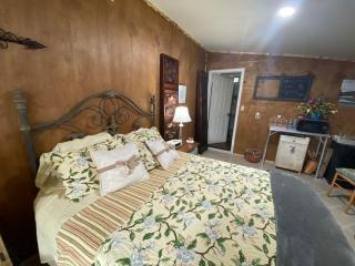 Hilda's Garage~Bandera, TX. - Bandera - 4