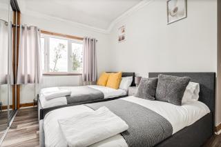 Comfortable and spacious home with free parking plenty of space large sun trap garden and crisp white hotel linen hosted by Our Home Short Stays - 7