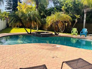 4 bed and 2 and a half bath, minutes from the beach! - Clearwater Beach - 9