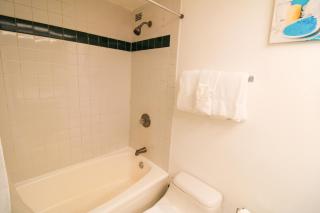 Castle 1205 Beachfront Studio with Free Parking, Beach Access, Pool, Tennis - 3