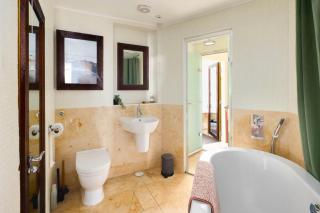 Beautiful & Vibrant 2BD Home w Balcony - Hackney! - London - 8