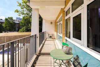 Beautiful & Vibrant 2BD Home w Balcony - Hackney! - London - 6