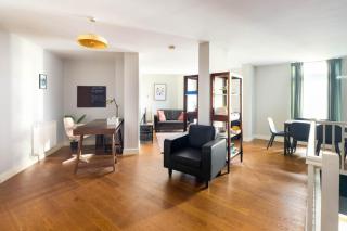 Beautiful & Vibrant 2BD Home w Balcony - Hackney! - London - 4
