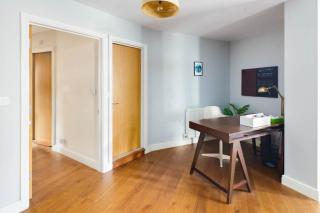 Beautiful & Vibrant 2BD Home w Balcony - Hackney! - London - 2