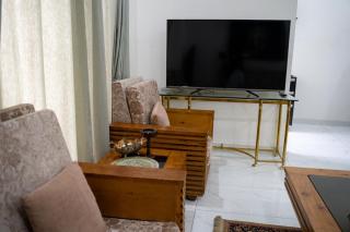 Gulberg Luxe Living 2-BR Apartment - Lahore - 5