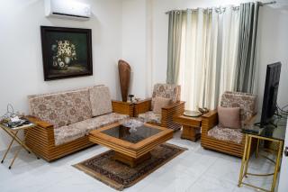 Gulberg Luxe Living 2-BR Apartment - Lahore - 6
