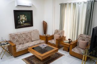 Gulberg Luxe Living 2-BR Apartment - Lahore - 3
