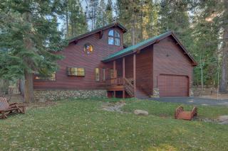 Dogwood Place by Tahoe Getaways - 3BR Pet-Friendly Tahoe Donner Home w Hot Tub, Pool Table, Wood Fireplace & HOA Amenities - 4