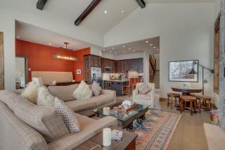 Gondola Getaway- Ski-in Ski-out - Luxury 4 BR, Private Hot Tub, HOA Amenities - Truckee - 8