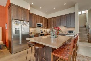 Gondola Getaway- Ski-in Ski-out - Luxury 4 BR, Private Hot Tub, HOA Amenities - Truckee - 5