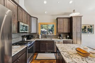 Graystone Retreat - Modern Retreat w Hot Tub & HOA Amenities - Truckee - 6