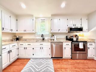 Crieff Cottage Hot Tub, 3BR Near Downtown - 5