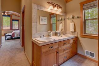 High Country Lodge by Tahoe Getaways - Tahoe Donner 4BR w Hot Tub, Air Conditioning, EV, HOA, Shuffleboard and Horse Shoe Pit - Truckee - 4